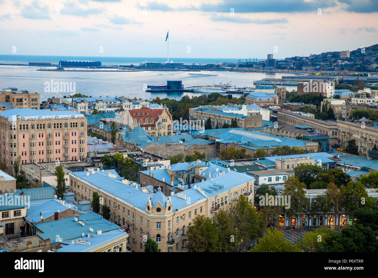 Aserbaidschan, Baku, Blick auf die Stadt über Fountain Square auf der Suche nach Baku Crystal Hall, wo die 2012 Eurovision Song Contest abgehalten - und der weltweit höchsten Flagmast Stockfoto