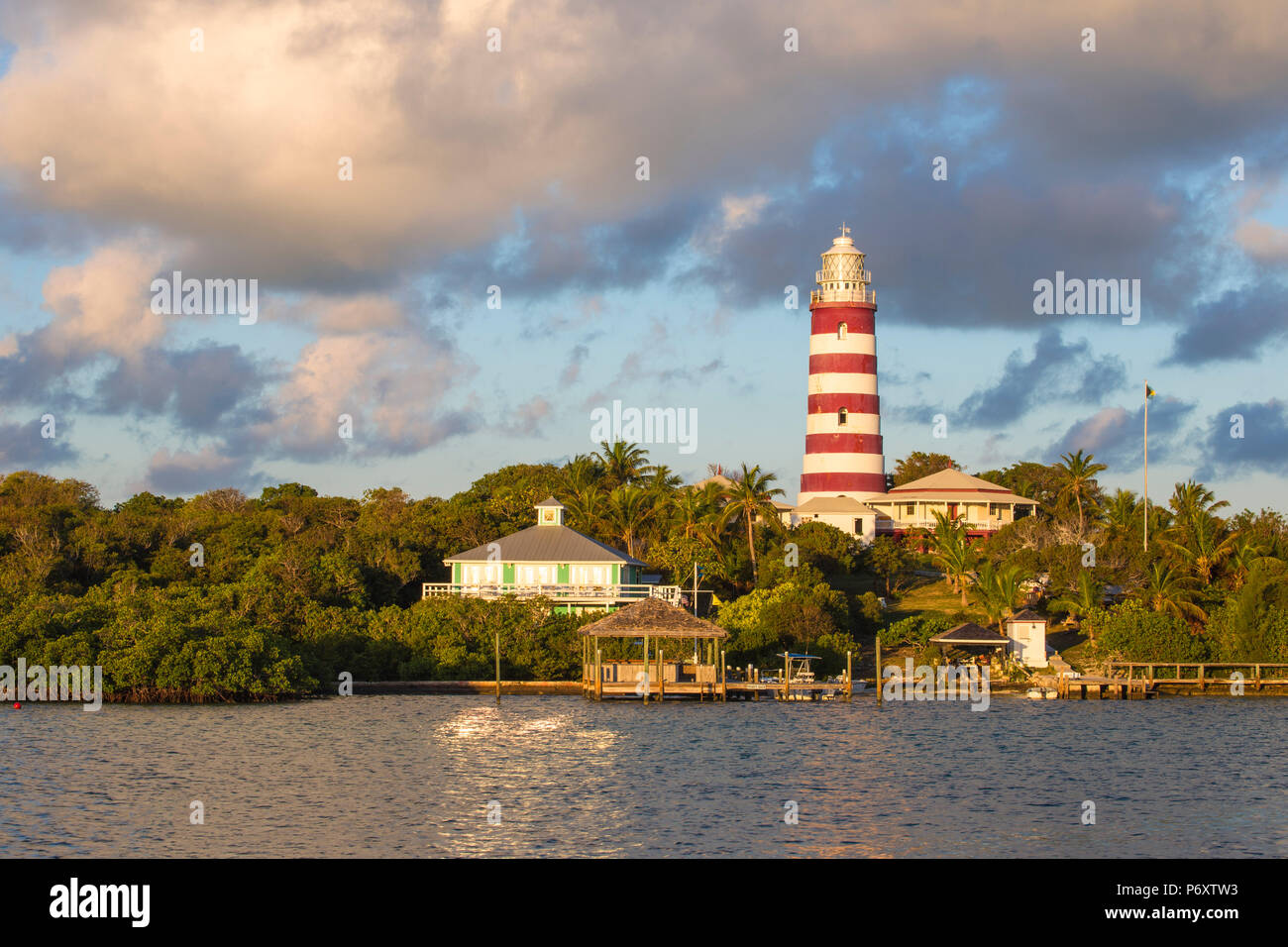 Bahamas, Abaco Islands, Elbow Cay, Hope Town, Ellenbogen Riff Lighthouse - Der letzte Kerosin verbrennen bemannte Leuchtturm der Welt - durch die die britischen Imperial Leuchtturm Service während der 1860er gebaut Stockfoto