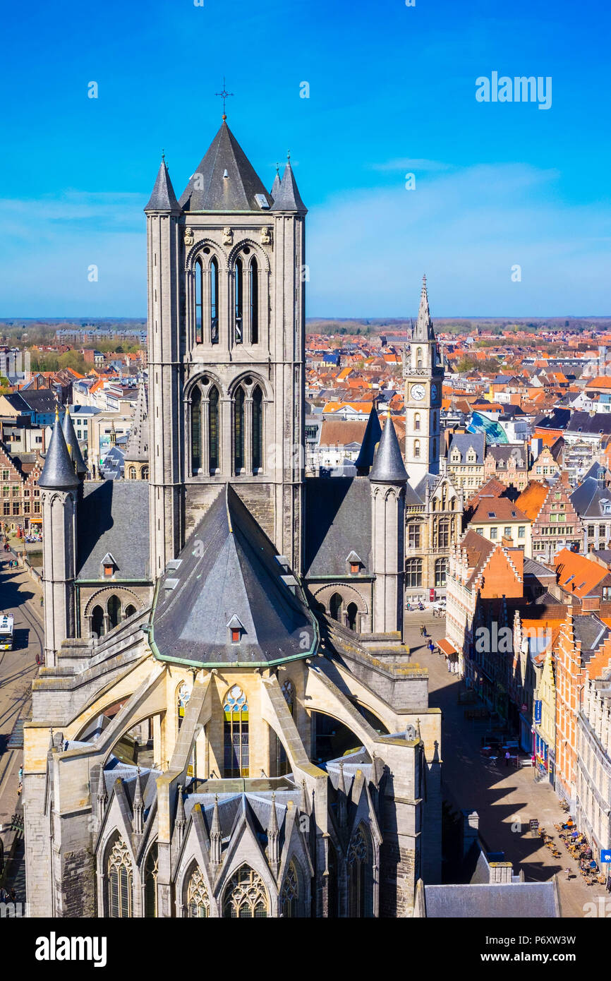 Belgien, Flandern, Gent (Gent). Blick auf Sint-Niklaaskerk (St. Nikolaus Kirche) und Gent Altstadt vom Het van Gent Belfort, Glockenturm aus dem 14. Jahrhundert. Stockfoto