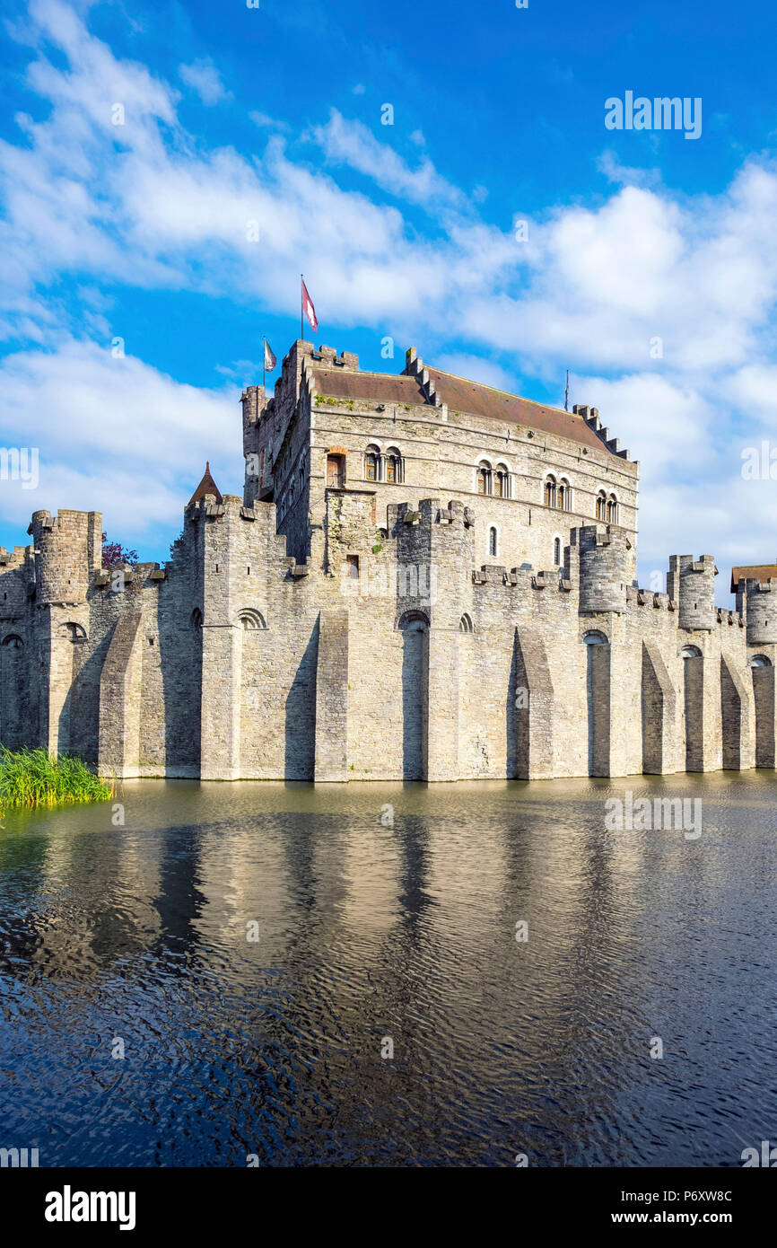 Belgien, Flandern (Flandern), Ghent (Gent). Het Gravensteen Schloss am Fluss Leie. Stockfoto