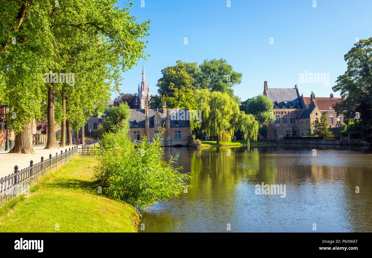 Belgien, West-Flandern (Vlaanderen), Brügge (Brugge). Sashuis (Schleuse oder Lock-Haus) am Minnewater Kanal, Minnewaterpark. Stockfoto