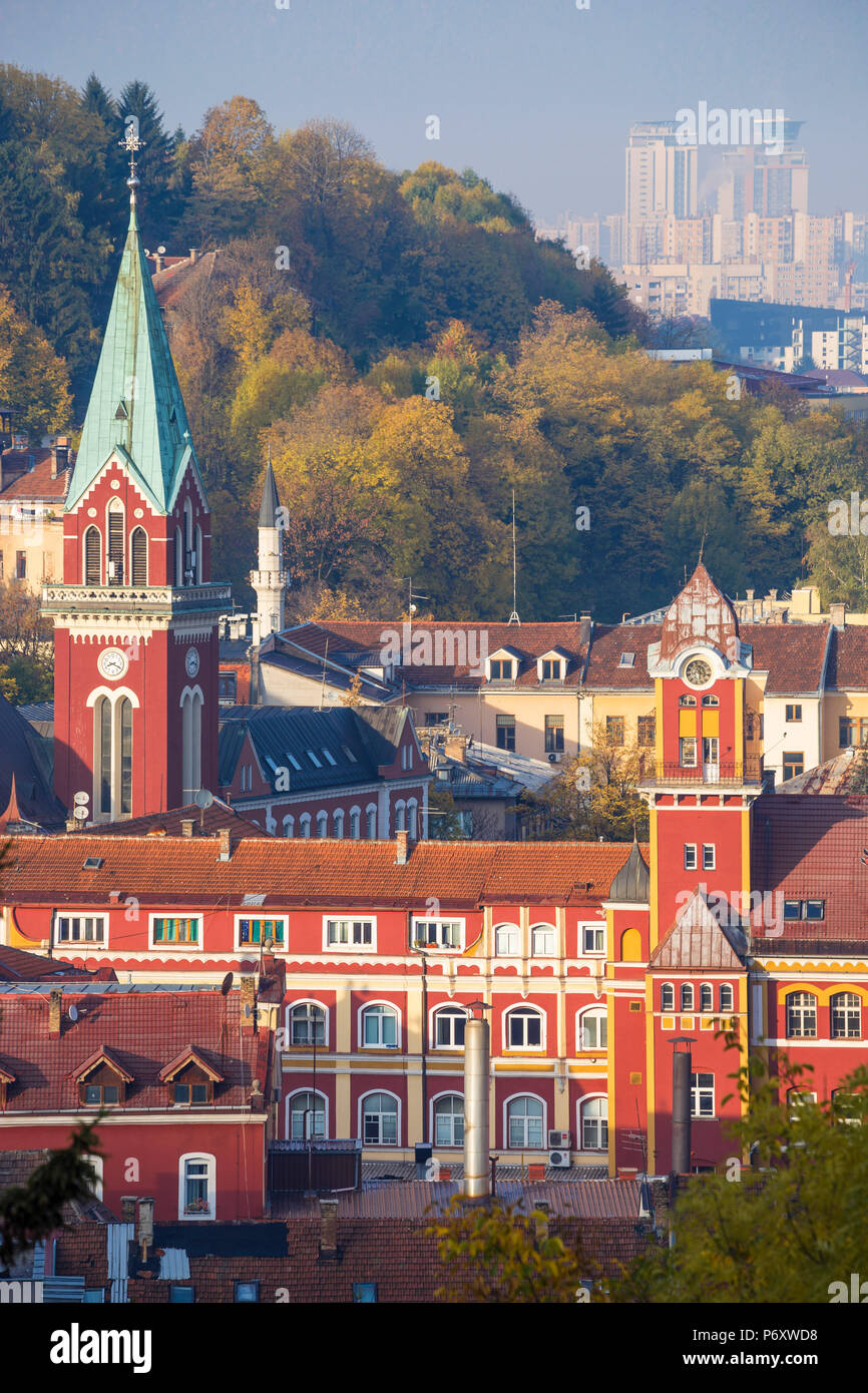 Bosnien und Herzegowina, Sarajevo, Blick auf die Stadt in Richtung Sarajewo Brauerei Museum Stockfoto