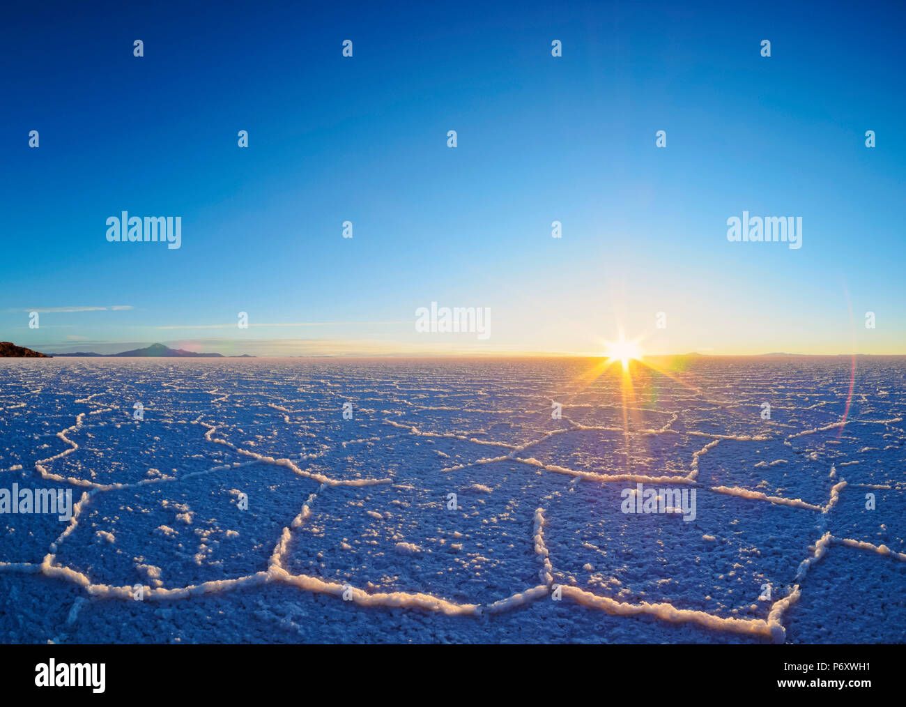 Bolivien, Potosi Abteilung, Provinz Daniel Campos, Sonnenaufgang über dem Salar de Uyuni, dem größten Salzsee der Welt. Stockfoto
