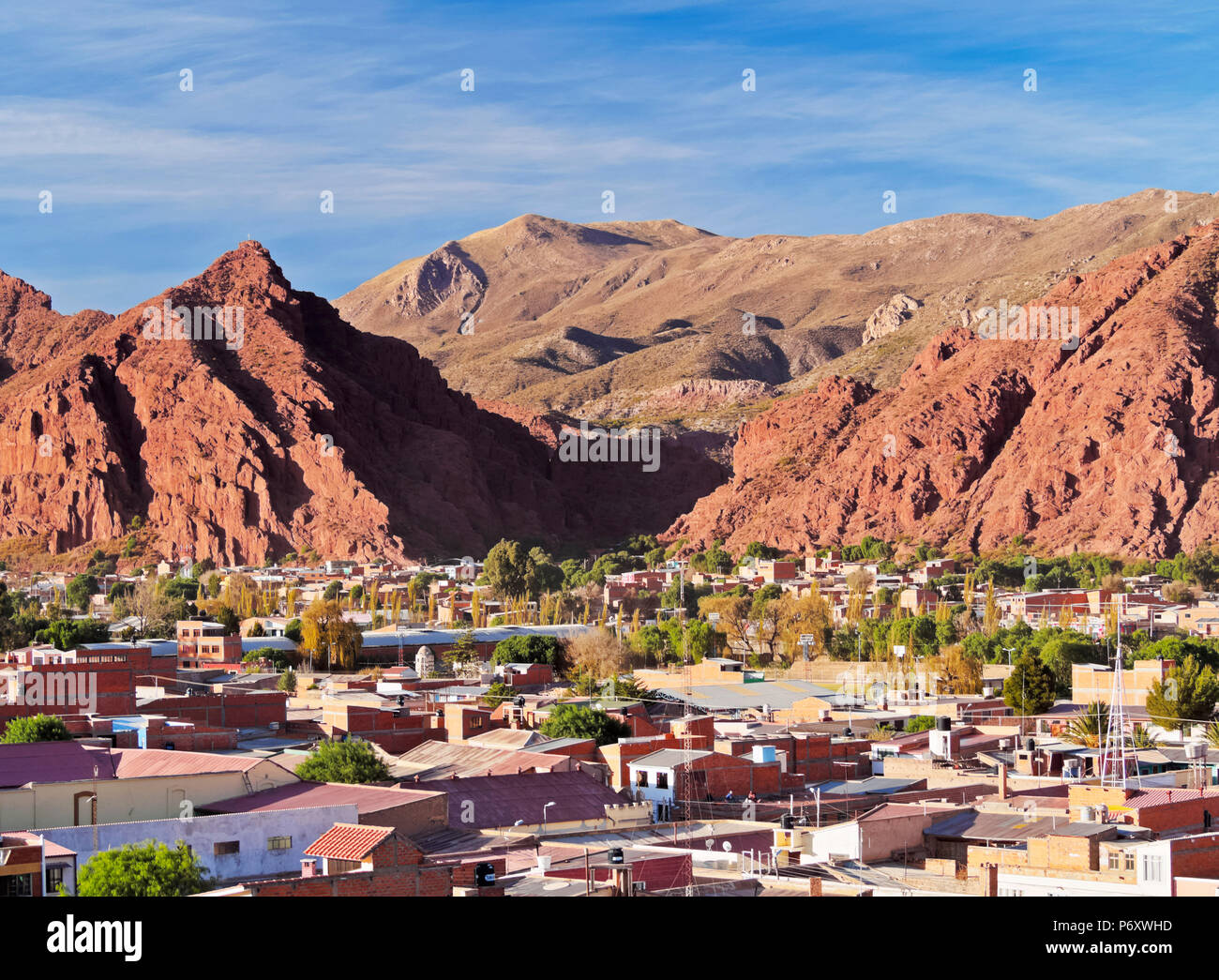 Bolivien, Potosi Abteilung, die Provinz Sur Chichas, Tupiza, Landschaft der Berge und die Stadt Tupiza vom Mirador Corazon de Jesus gesehen. Stockfoto