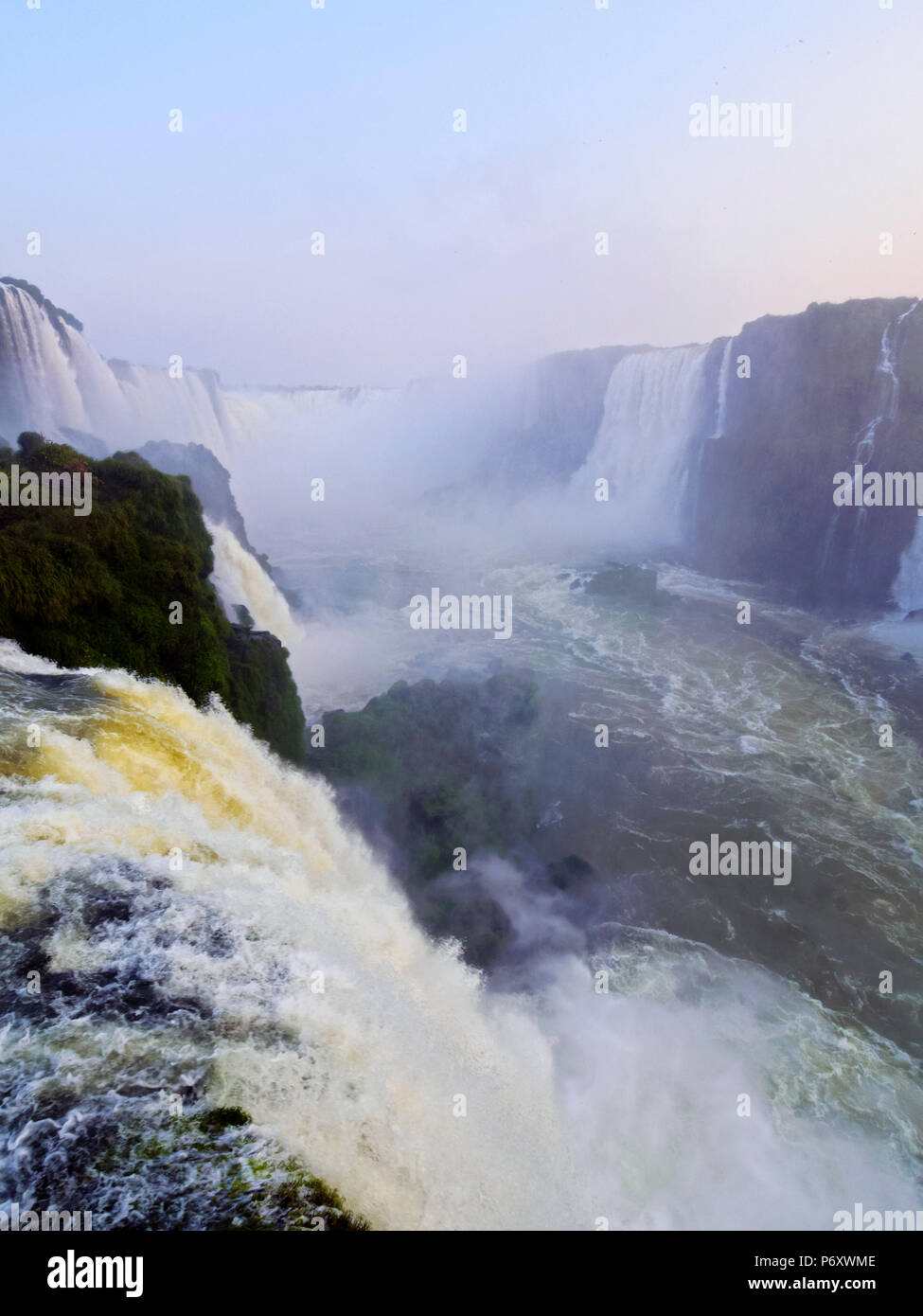 Brasilien, Bundesstaat Parana, Foz do Iguacu, Blick auf die Iguazu Wasserfälle. Stockfoto