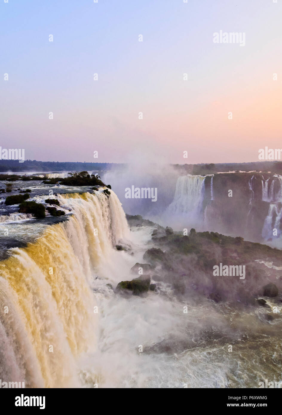 Brasilien, Bundesstaat Parana, Foz do Iguacu, Blick auf die Iguazu Wasserfälle. Stockfoto