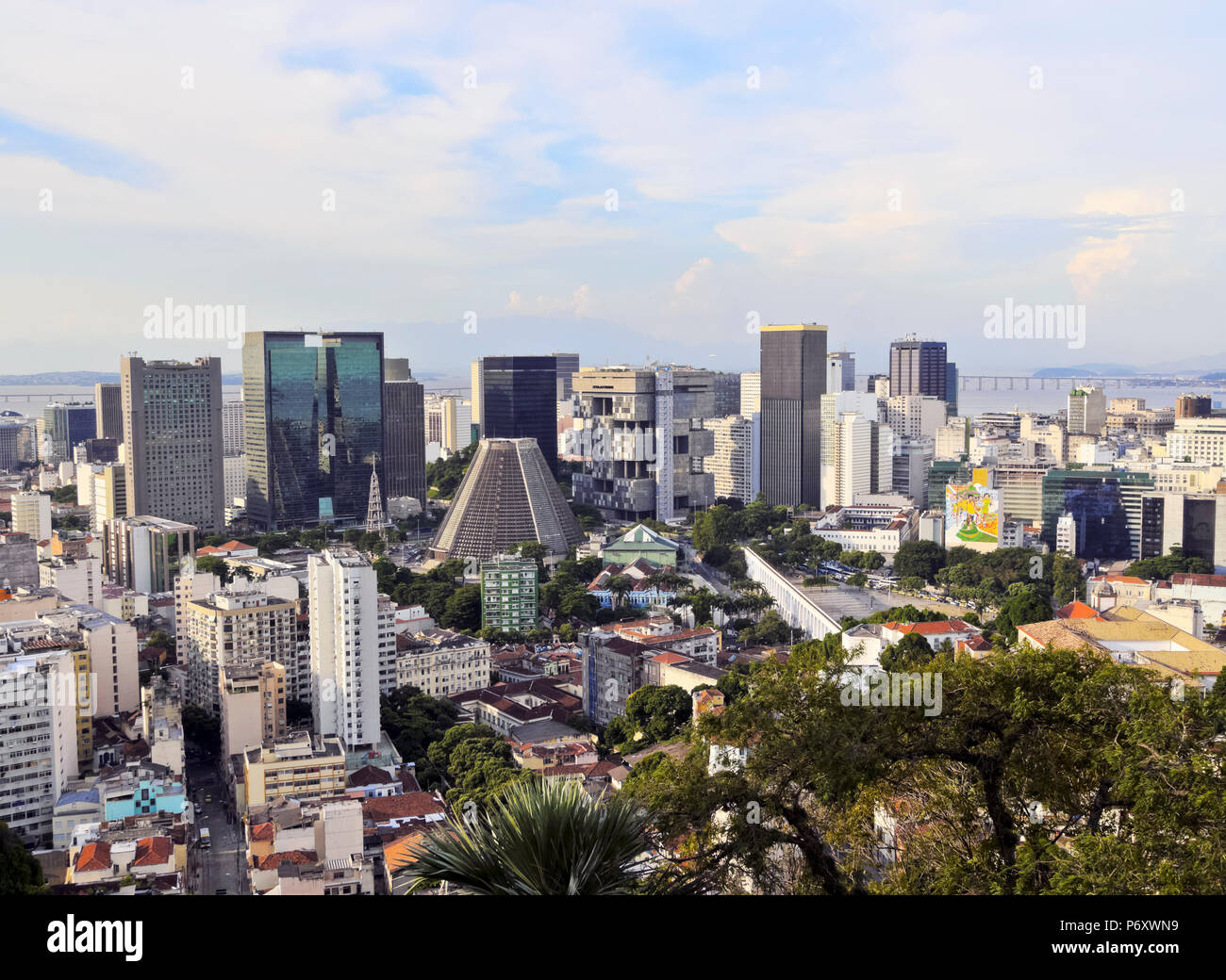 Skyline der Stadt von Rio De Janeiro, Brasilien Stadt Zentrum betrachtet von Parque Das Ruinas in Santa Teresa. Stockfoto