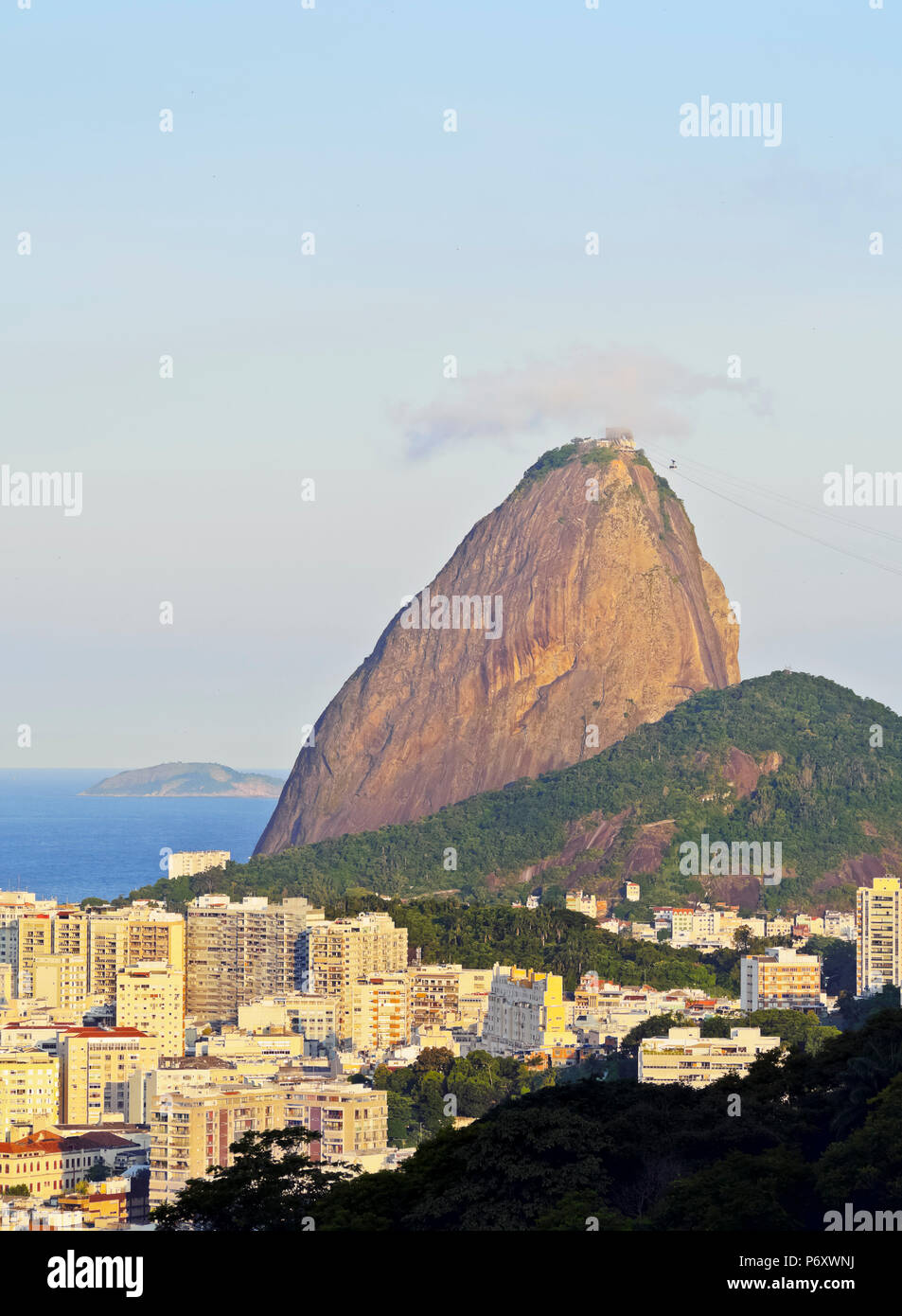 Brasilien, Stadt von Rio De Janeiro, Pereira da Silva, Blick über Laranjeiras in Richtung der Zuckerhut. Stockfoto
