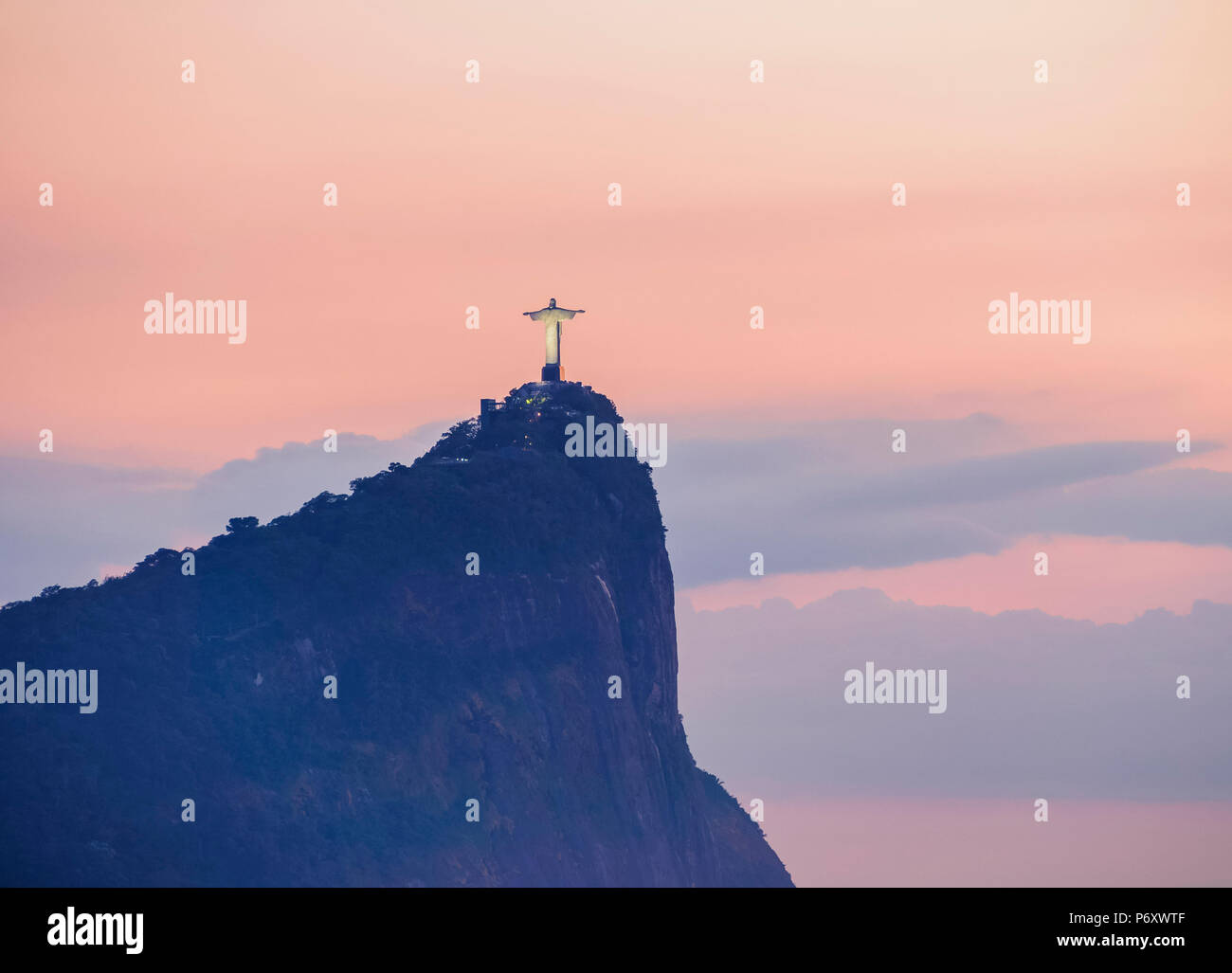 Christus, den Erlöser und den Corcovado bei Sonnenaufgang, Rio de Janeiro, Brasilien Stockfoto