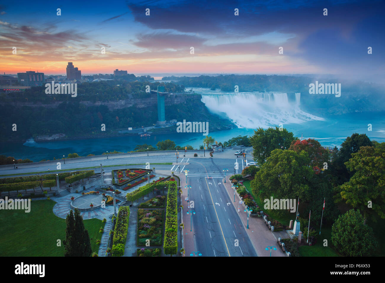 Kanada und USA, Ontario und New York State, Niagara, Niagara Falls, Blick auf die amerikanische und die Bridal Veil Falls in der Morgendämmerung Stockfoto