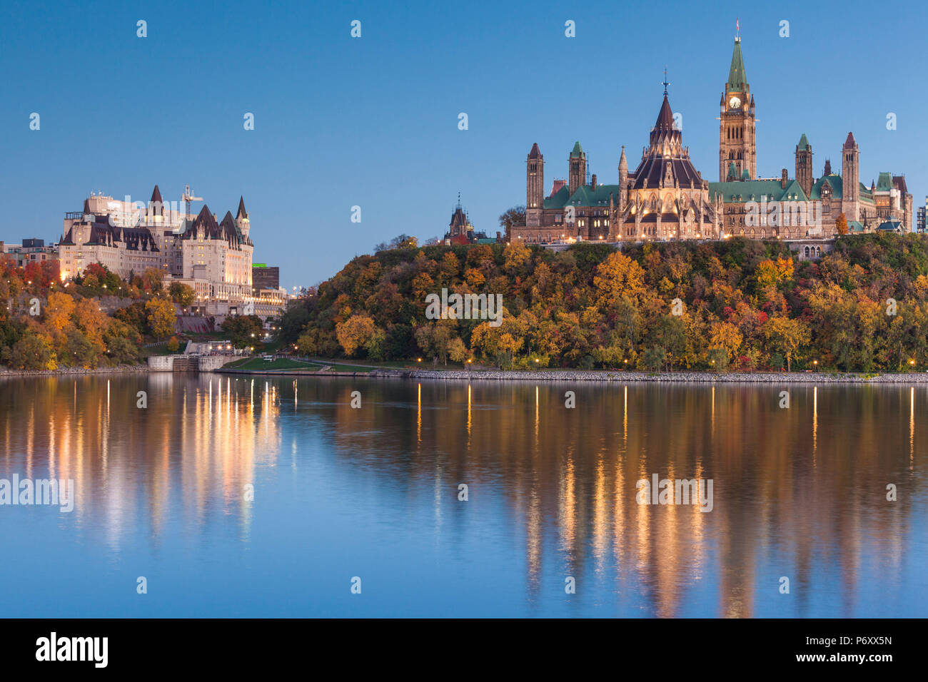 Kanada, Ontario, Ottawa, der Hauptstadt Kanadas, Chateau Laurier Hotel und dem Parliament Hill, Dämmerung Stockfoto