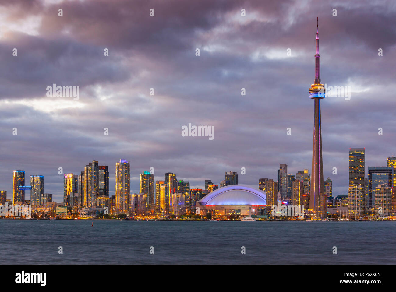 Kanada, Ontario, Toronto Harbourfront, CN Tower, Rogers Centre, und Skyline von den Olympischen Insel, Dämmerung Stockfoto