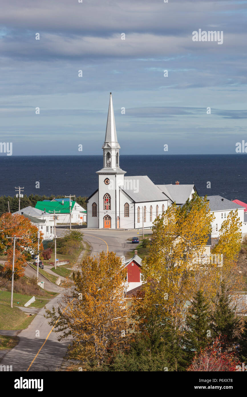 Kanada, Quebec, Gaspe Halbinsel, St-Maurice-de-l'Echouerie, erhöht mit Blick auf das Dorf, Herbst Stockfoto