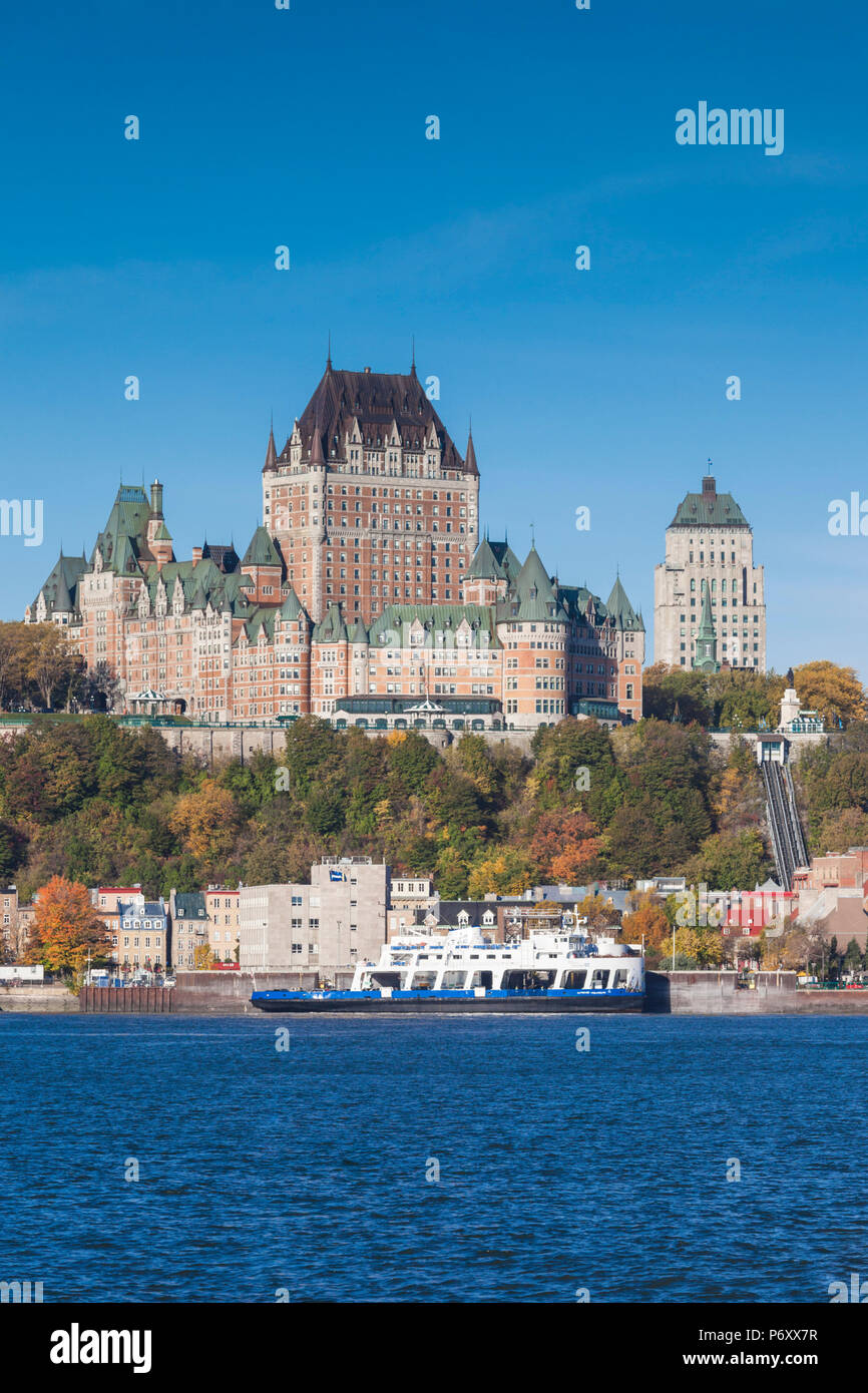 Kanada, Quebec, Quebec City, Chateau Frontenac Hotel und Levis Fähre auf dem St. Lawrence River Stockfoto