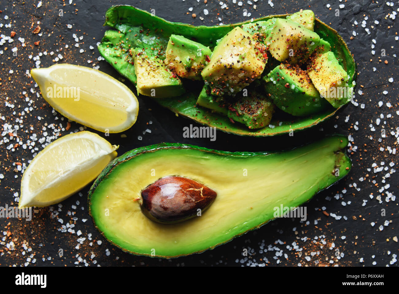 Frische avocado Obst auf einem Holzbrett Stockfoto