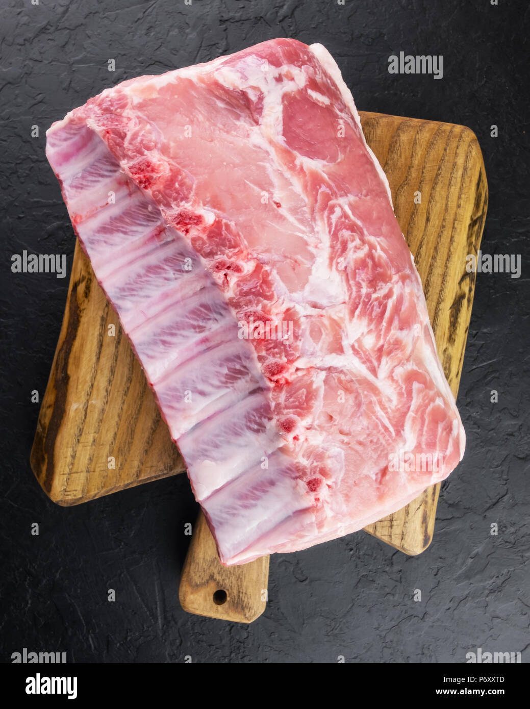 Frisches rohes Schweinefleisch Stück auf Holzbrett Stockfoto