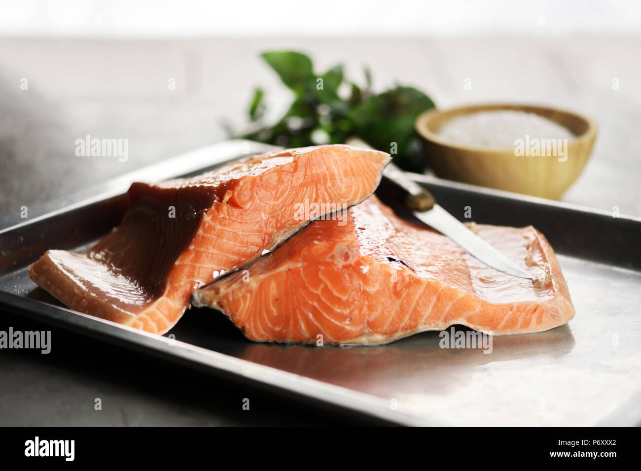 Filet vom Lachs Fisch auf Metallplatte closeup Stockfoto