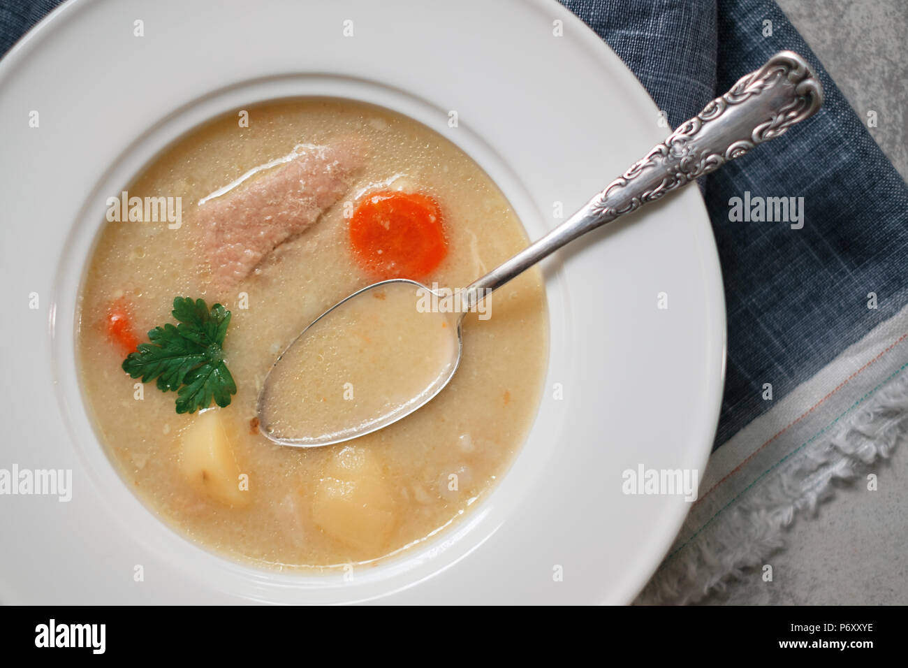 Suppe mit Kartoffeln und Schweinefleisch Stockfoto