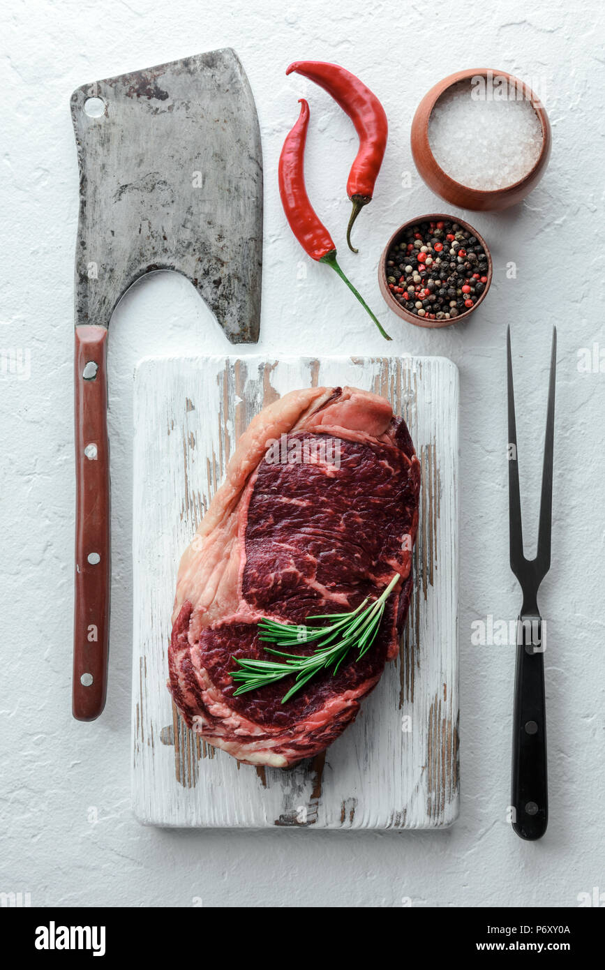Marmorierung ribeye Steak auf weiße Platte Stockfoto