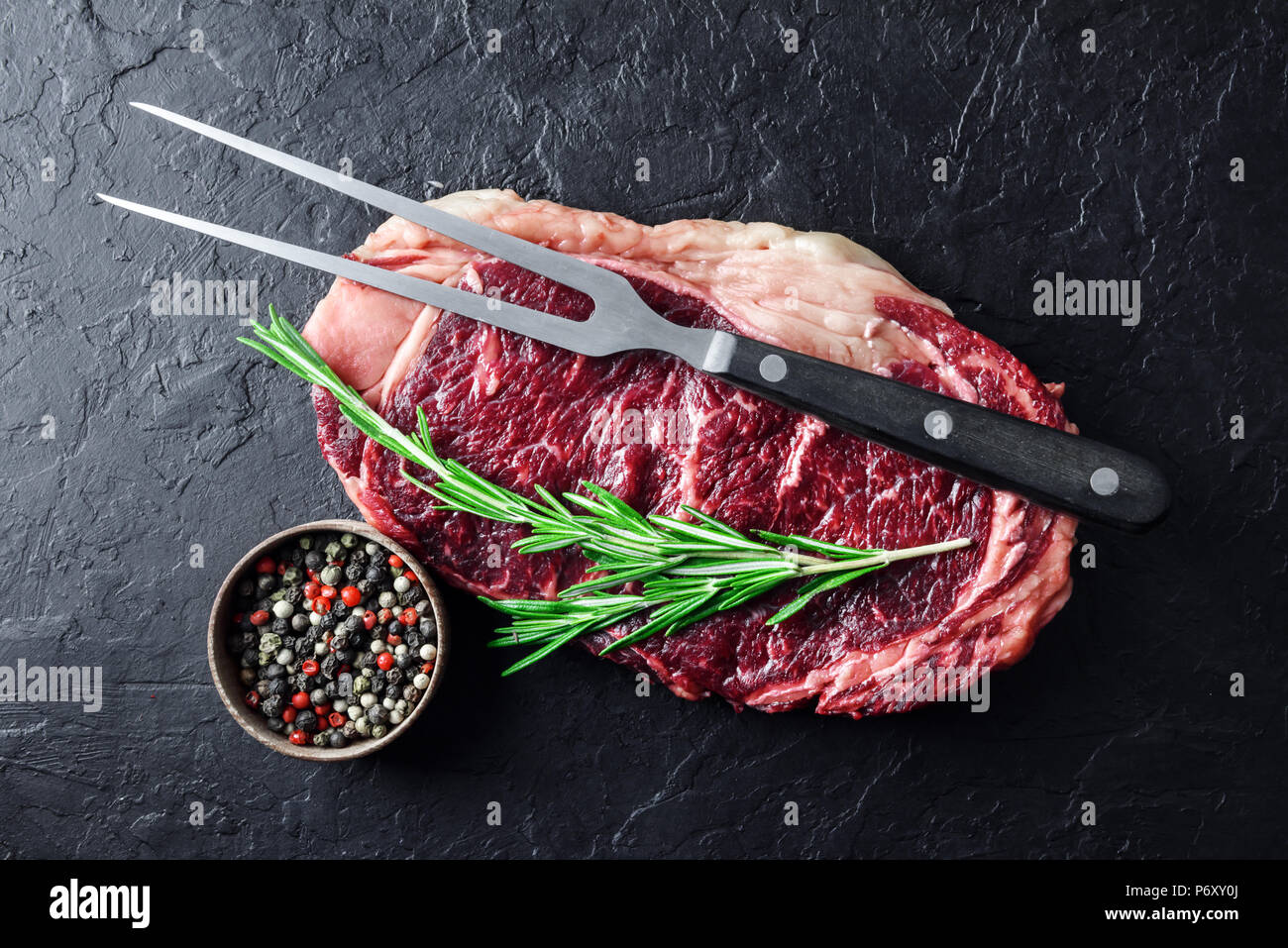Marmorierung ribeye Steak auf schwarz Tabelle Stockfoto