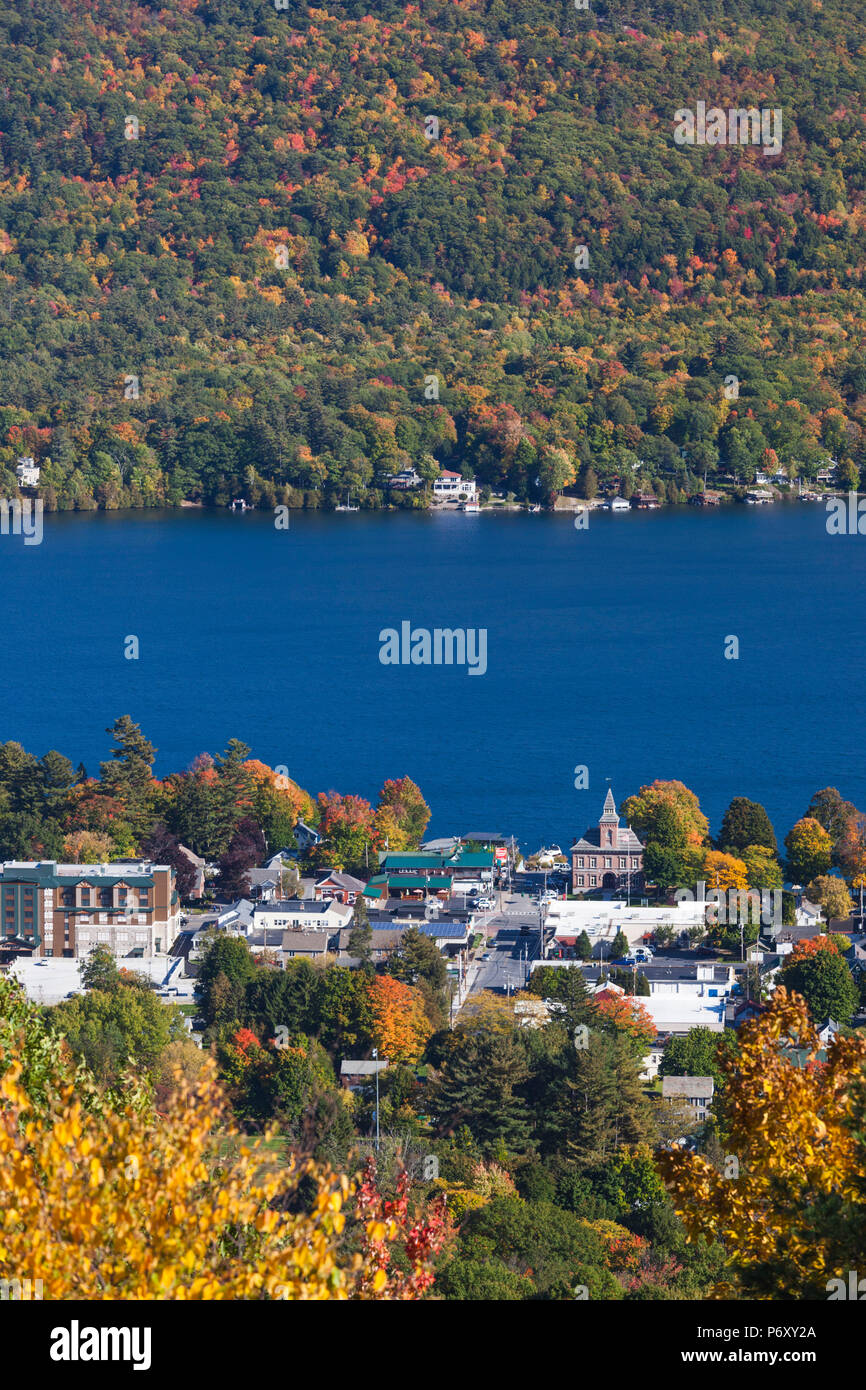 USA, New York, Adirondack Mountains, Lake George, Erhöhte Ansicht, Herbst Stockfoto
