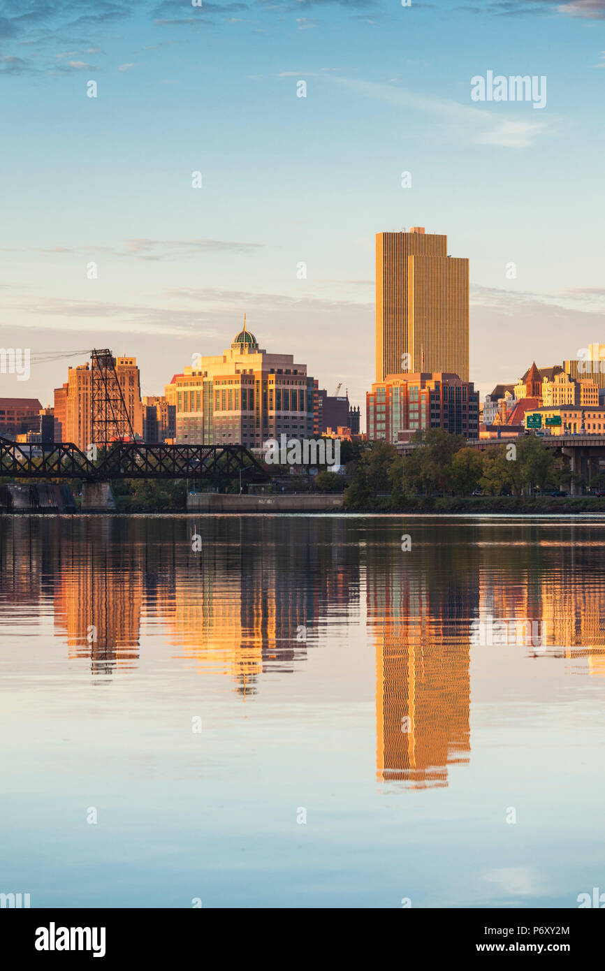 USA, New York, Hudson Valley, Albany, Skyline vom Hudson River, morgen Stockfoto