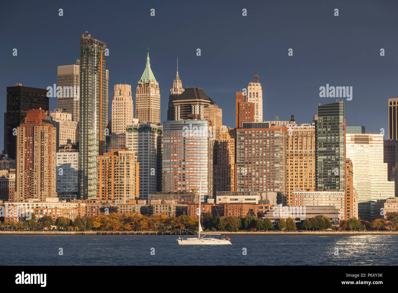 USA, New York, New York City, Manhattan Skyline mit Boot Stockfoto