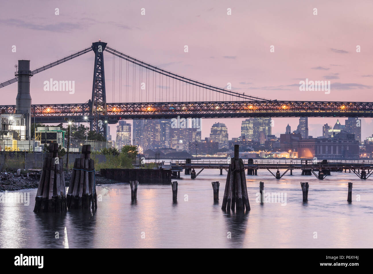 USA, New York, New York City, Brooklyn-Williamsburg, Williamsburg Bridge, am späten Nachmittag Stockfoto