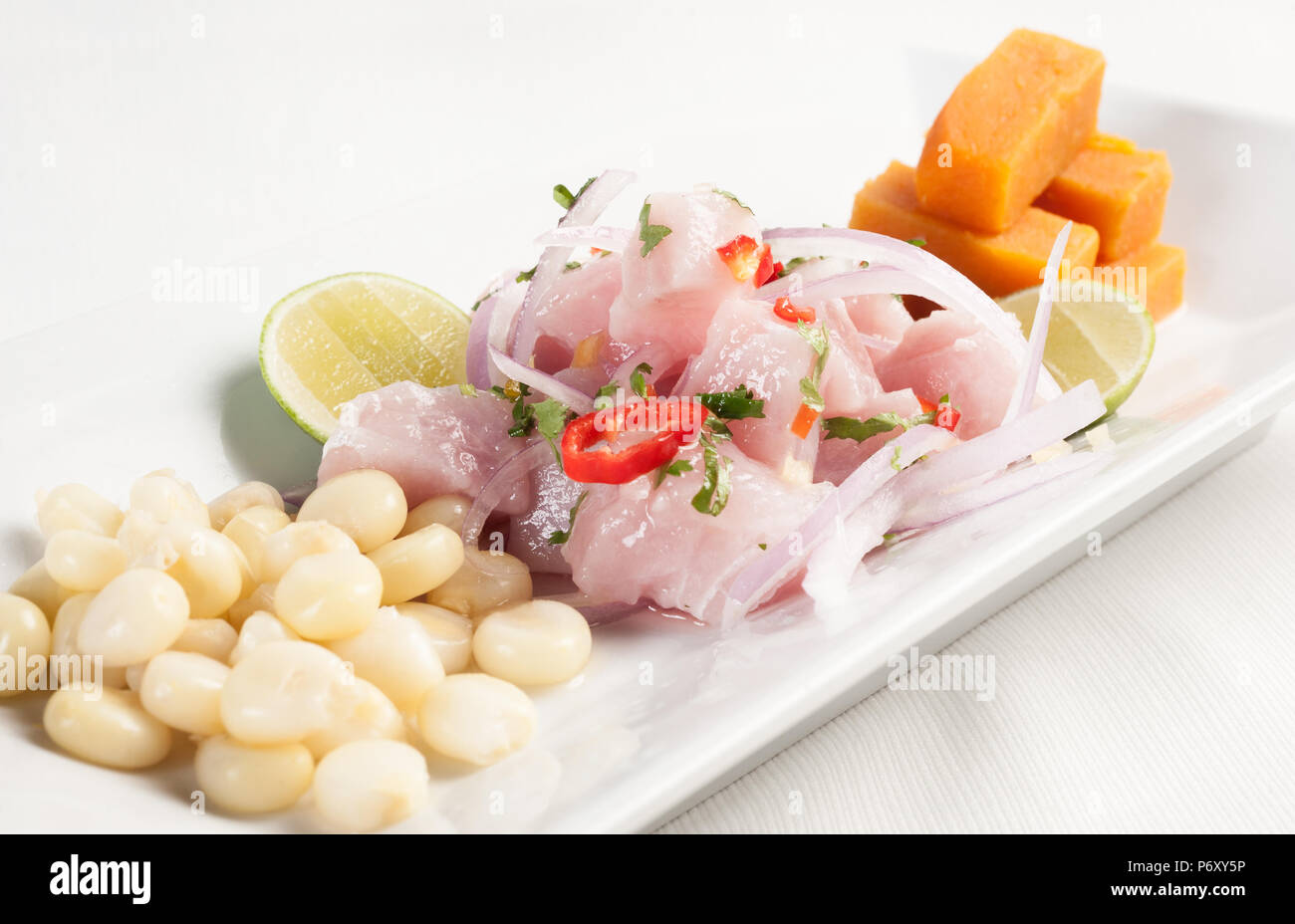 Ceviche roher Fisch mariniert in Zitronensaft, typische Speisen der ...