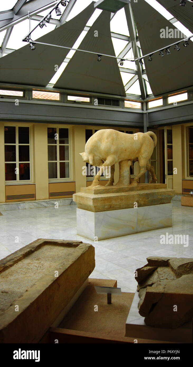 Kerameikos - Stier aus Marmor. Gräber im Kerameikos. Athenes. Griechenland. Blick auf die ursprünglichen 4. Jahrhundert Marmor Stier des Grabes von Dionysios von Kollystos. Stockfoto