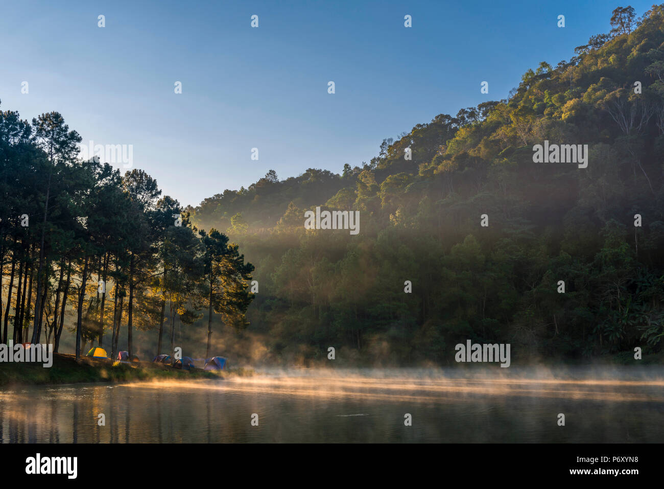 Morgen Licht bei Pang Ung See, Pang Ung Mae Hong Son Provinz, im Norden von Thailand Stockfoto