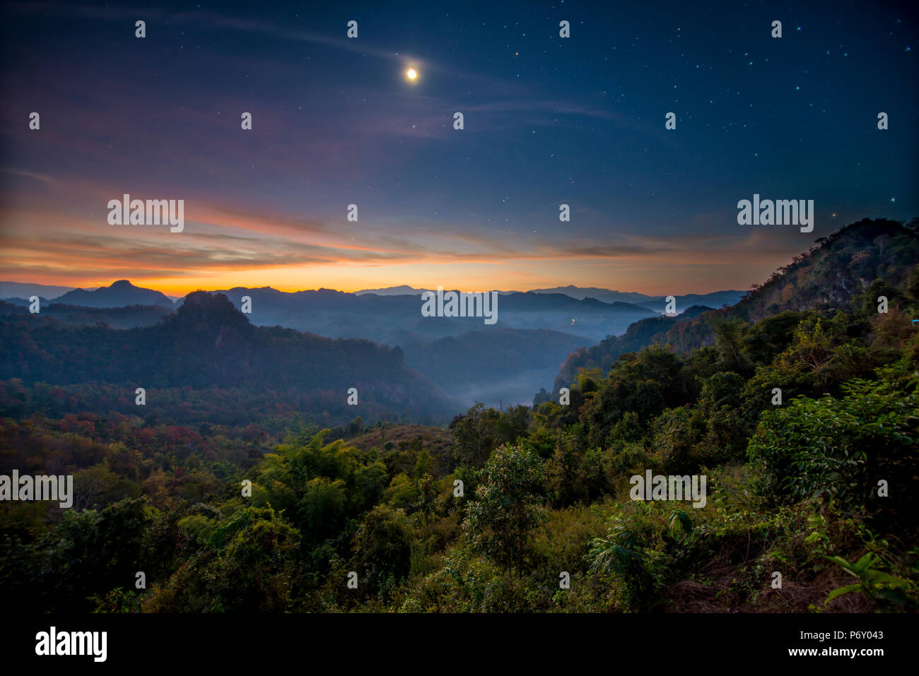 Twilight Nebel Berg mit Mond und Sterne in der Morgendämmerung, jabo, Mae Hong Son, Thailand Stockfoto