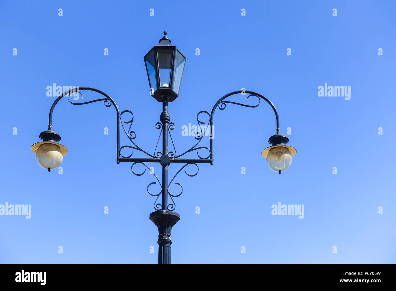 Altmodische Straßenlaterne gegen wolkenlosen blauen Himmel in der Nähe der Strand von Port Melbourne. VIC Australien. Stockfoto