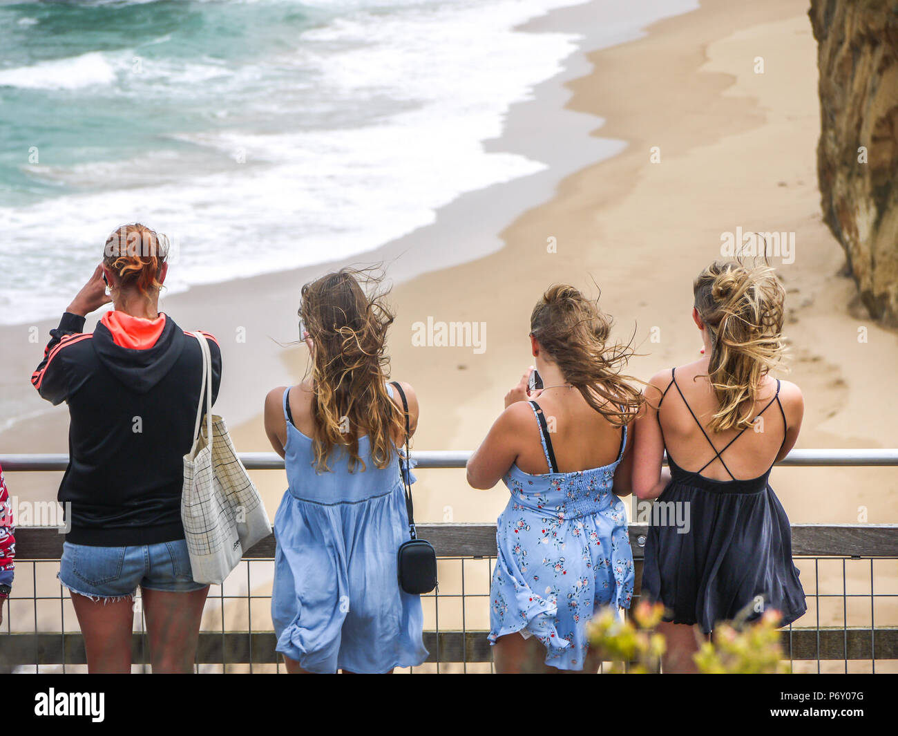 Junge weibliche Touristen an der Aussichtsplattform der Zwölf Apostel von der Great Ocean Road. Victoria, Australien Stockfoto
