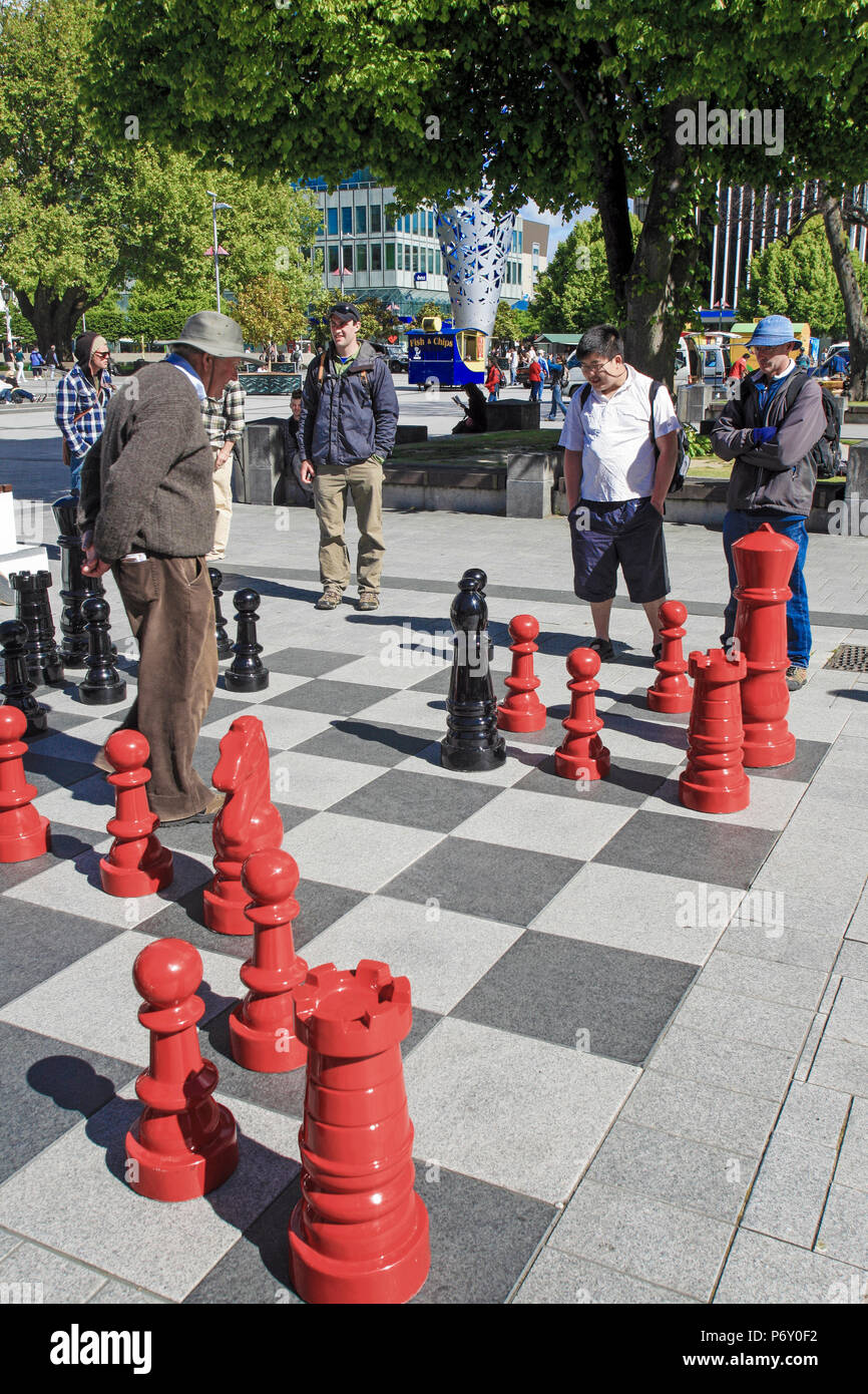 Menschen, die im Freien Schach auf dem Cathedral Square spielten, bevor die Christchurch-Erdbeben in Christchurch, Neuseeland, stattfanden Stockfoto