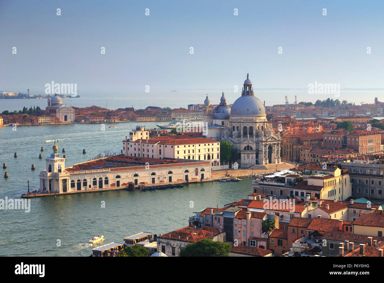 Italien, Veneto, Venedig, Sestiere von San Marco, erhöhten Blick auf Santa Maria della Salute Kirche Stockfoto