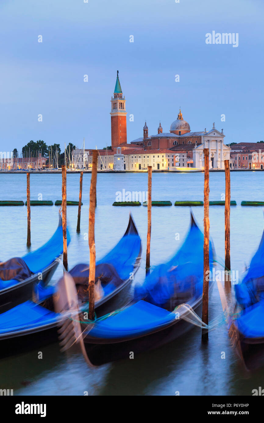 Italien, Veneto, Venedig, Sestiere von San Marco, angelegte Gondeln mit San Giorgio Maggiore Insel im Hintergrund Stockfoto