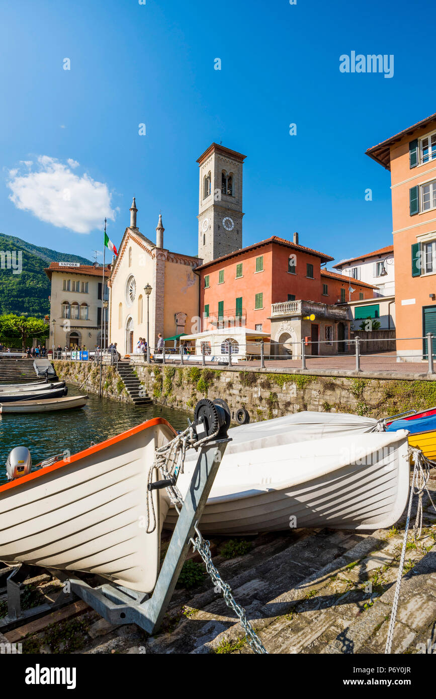 Torno, Comer See, Comer See, Lombardei, Italien. Morred Boote und der Stadt Kirche am Jetty, Stockfoto