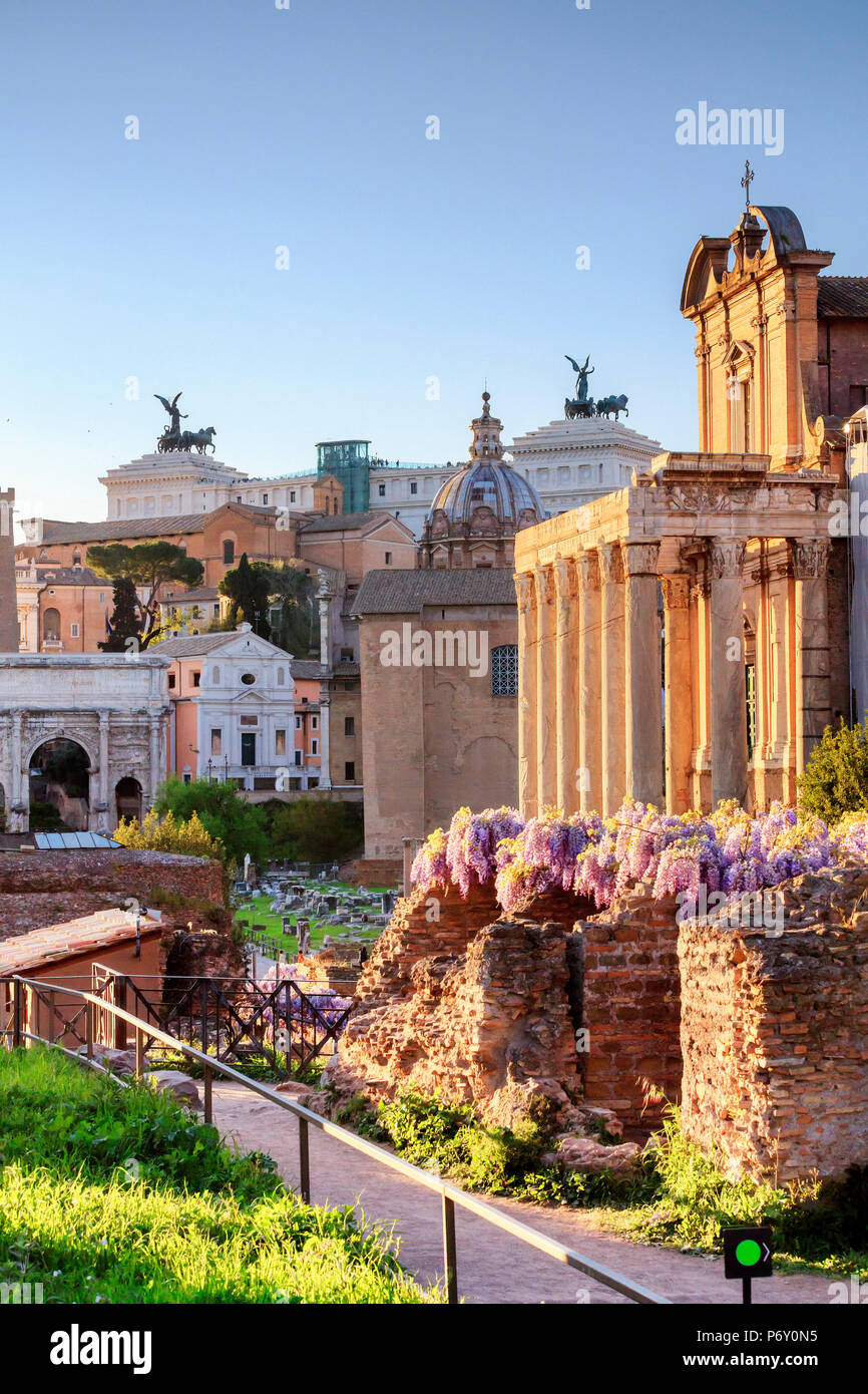 Italien, Rom, Forum Romanum und Altare della Patria Denkmal bei Sonnenuntergang Stockfoto