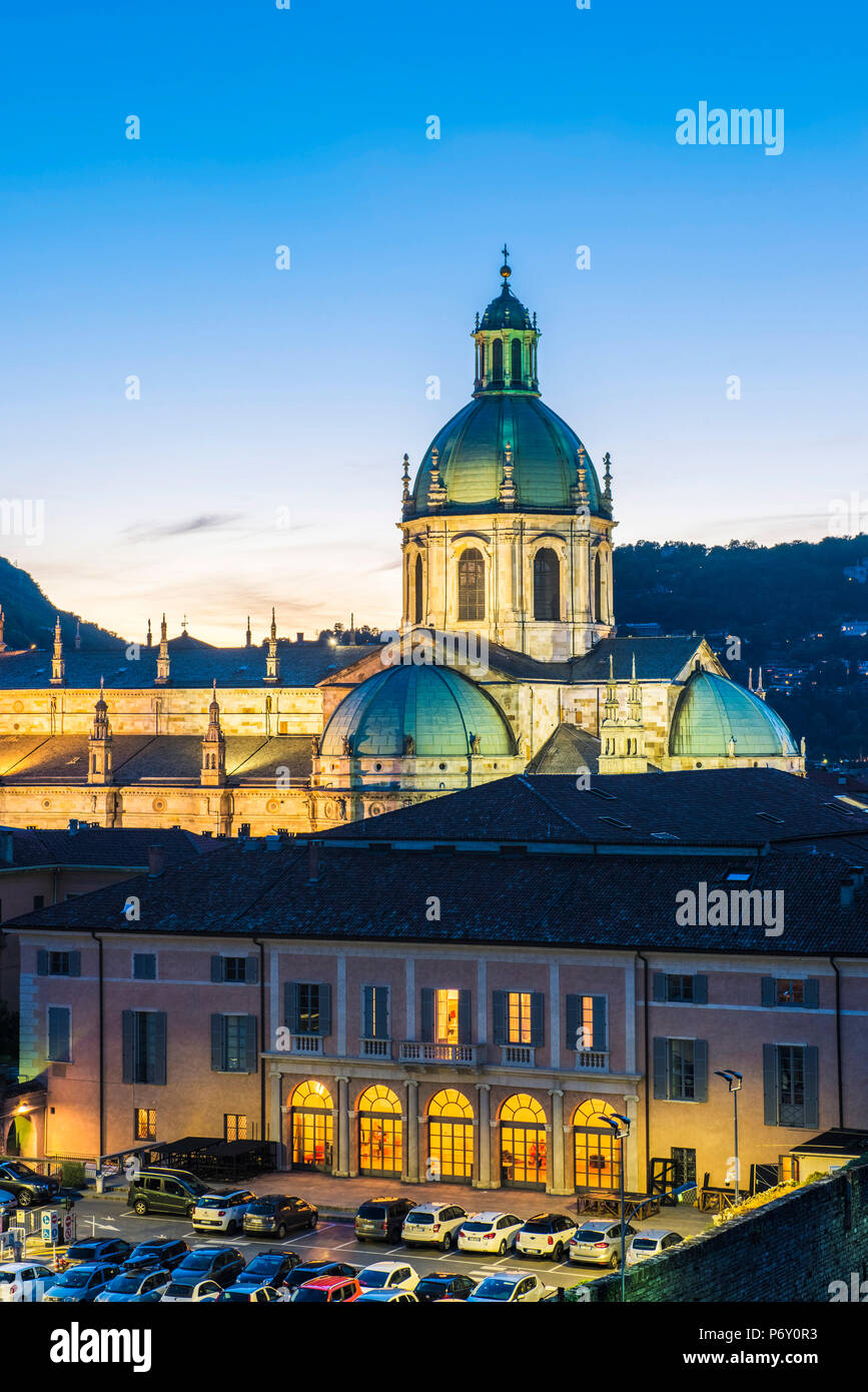 Comer See, Lombardei, Italien. Como Kathedrale (Duomo) mit der Aufnahme der seligen Jungfrau Maria in der Dämmerung Vergin gewidmet. Stockfoto