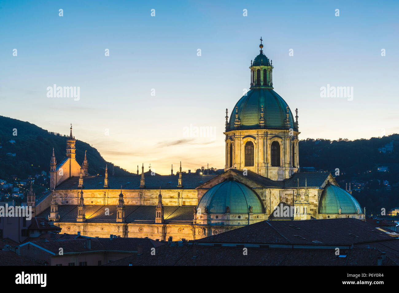 Comer See, Lombardei, Italien. Como Kathedrale (Duomo) mit der Aufnahme der seligen Jungfrau Maria in der Dämmerung Vergin gewidmet. Stockfoto