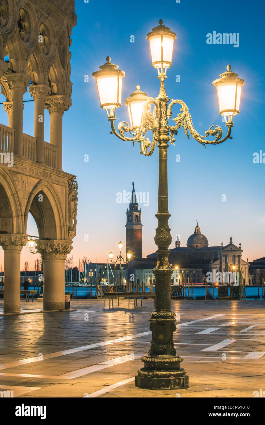 Venedig, Venetien, Italien. Piazzetta San Marco und dem Dogenpalast entfernt in der Abenddämmerung. Stockfoto