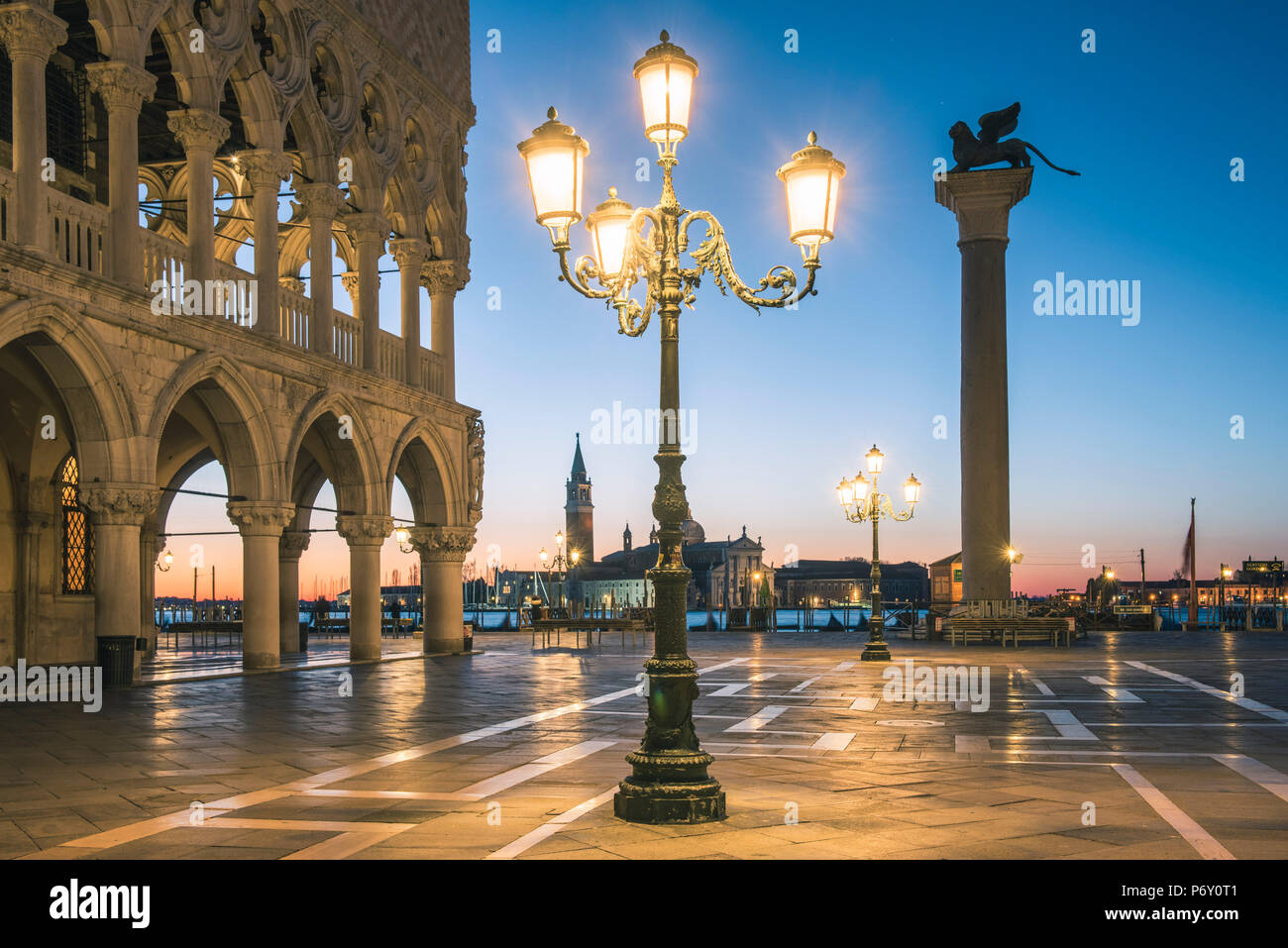 Venedig, Venetien, Italien. Piazzetta San Marco und dem Dogenpalast entfernt in der Abenddämmerung. Stockfoto