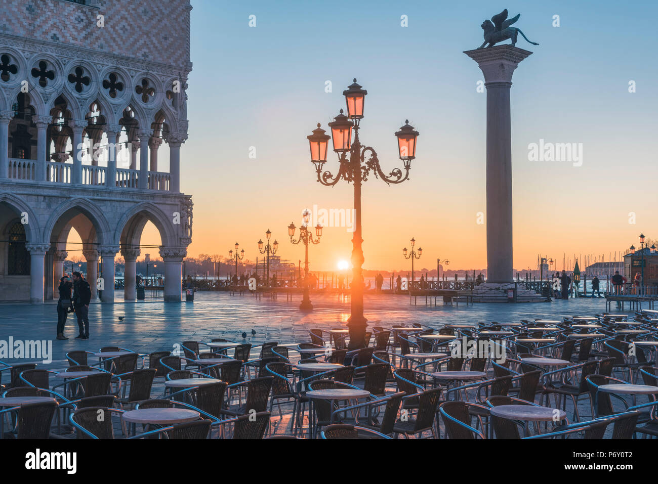 Venedig, Venetien, Italien. Iconic Straßenlaternen der Piazzetta San Marco und dem Dogenpalast entfernt bei Sonnenaufgang. Stockfoto