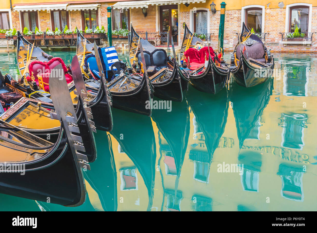 Venedig, Venetien, Italien. Bunte günstig Gondeln im Wasser widerspiegelt. Stockfoto