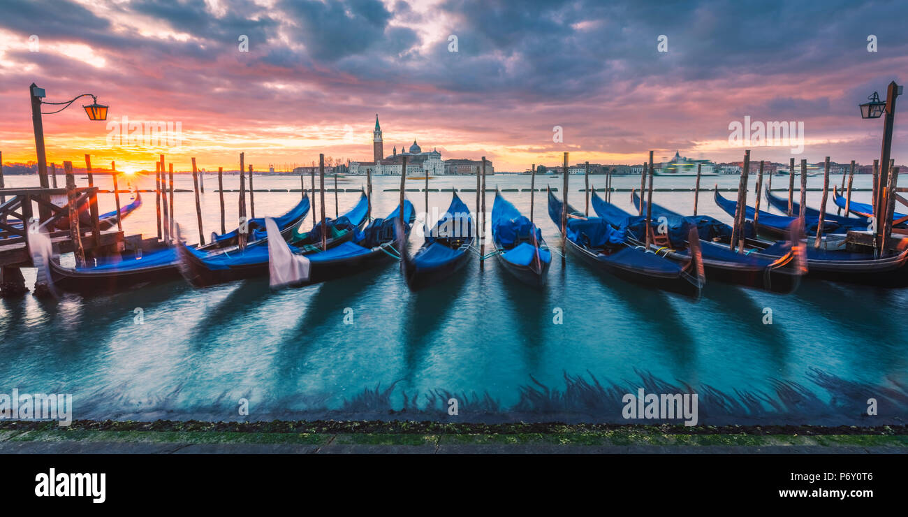 Venedig, Venetien, Italien. Gondeln vertäut am Riva degli Schiavoni bei Sonnenaufgang. Stockfoto