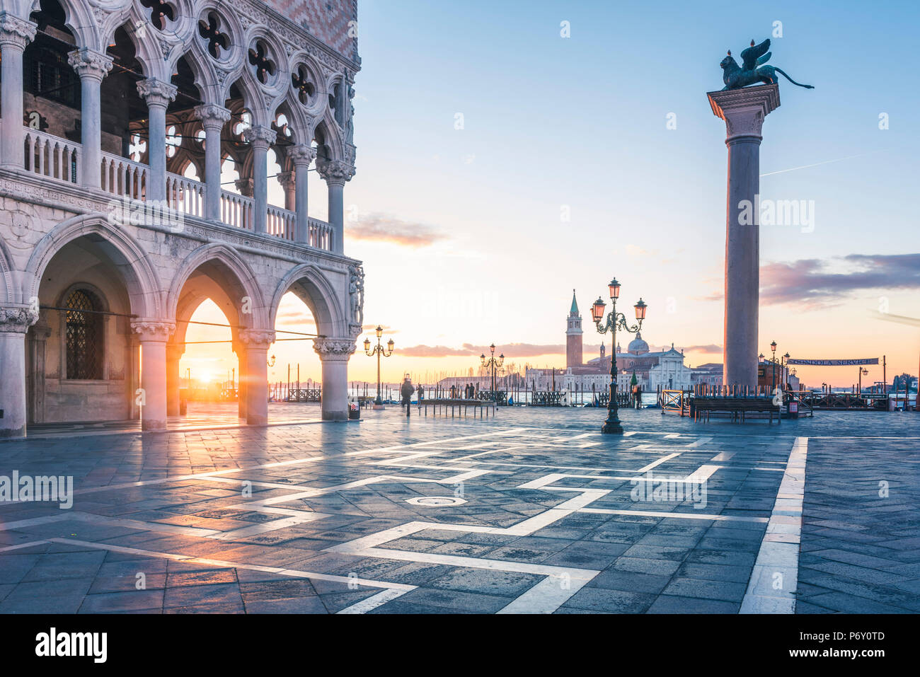 Venedig, Venetien, Italien. Sonnenaufgang über den Bögen der Doge's Palace in Piazzetta San Marco. Stockfoto