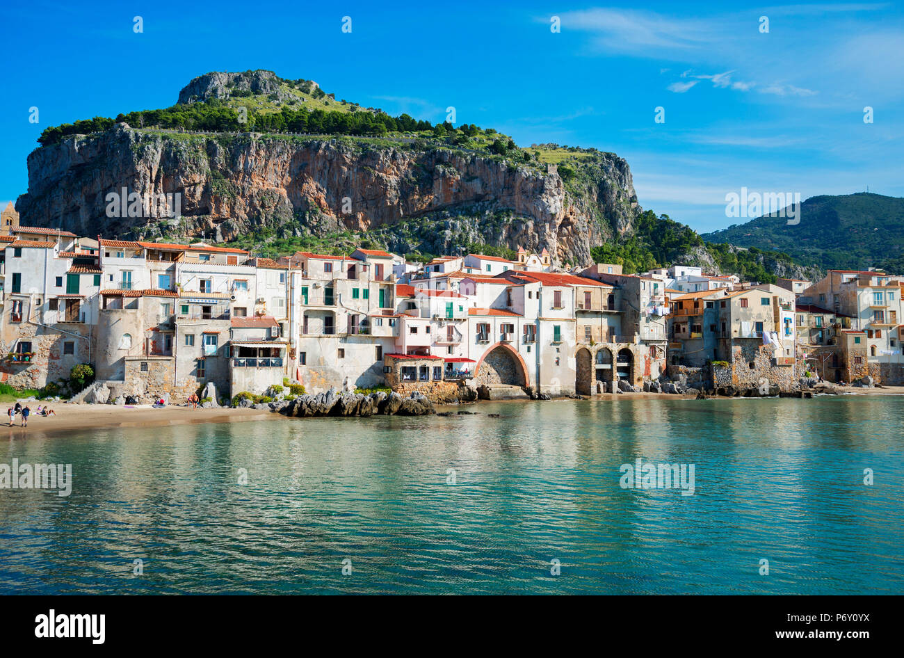 altstadt-und-la-rocca-felsen-cefalu-sizilien-italien-europa