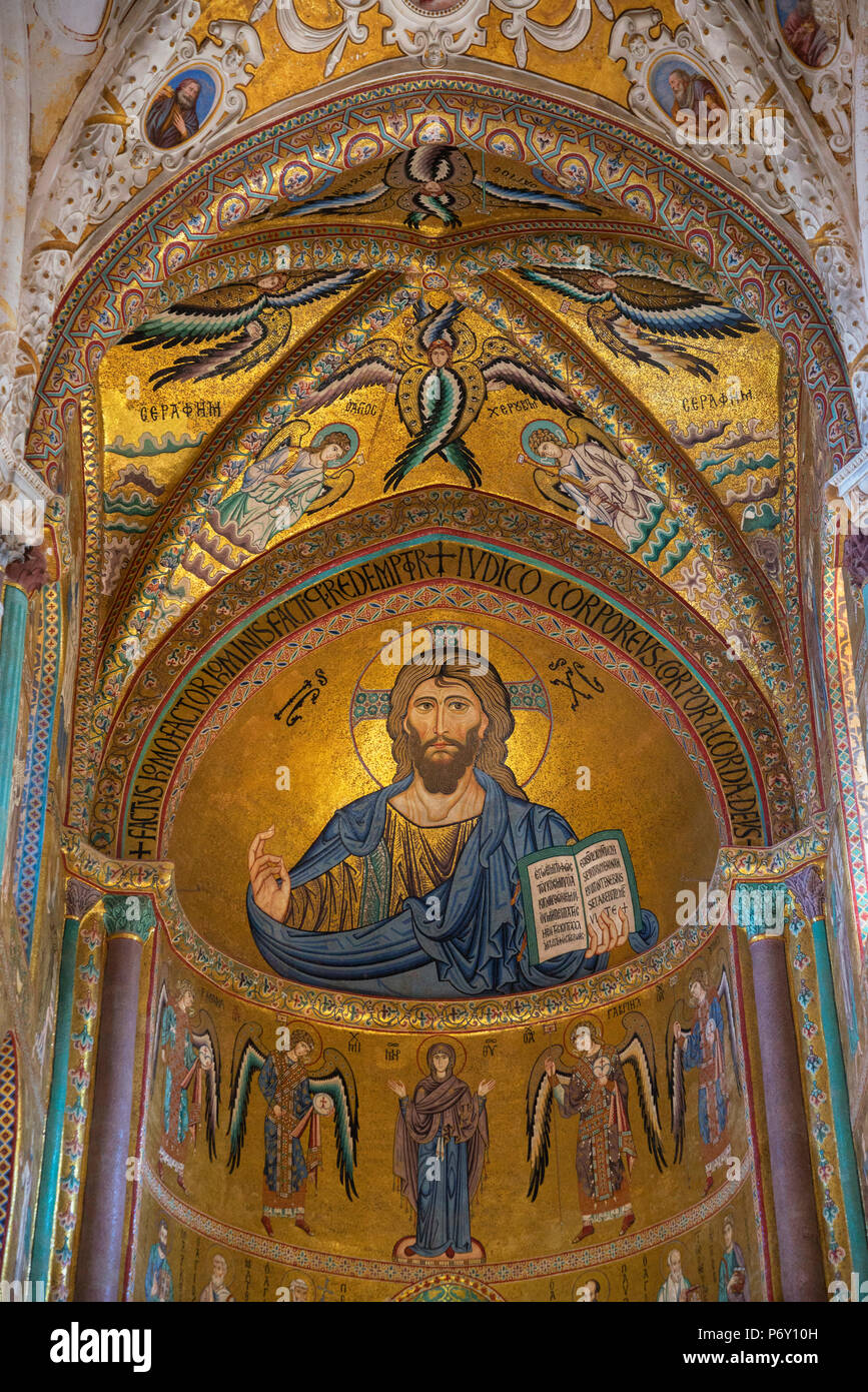 Christus Pantokrator Mosaik im Inneren der Kathedrale San Salvatore, Cefalu, Sizilien, Italien, Europa Stockfoto