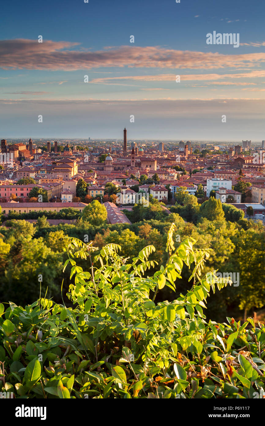 Italien, Italia. Emilia-Romagna, Bologna, Bologna. Skyline der Stadt. Stockfoto